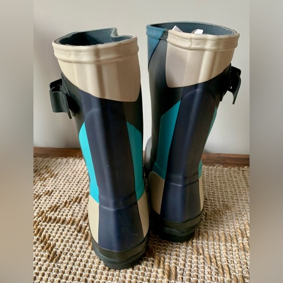 Hunter Blue and Gray Boots - SZ 6 - Picture 8 of 13